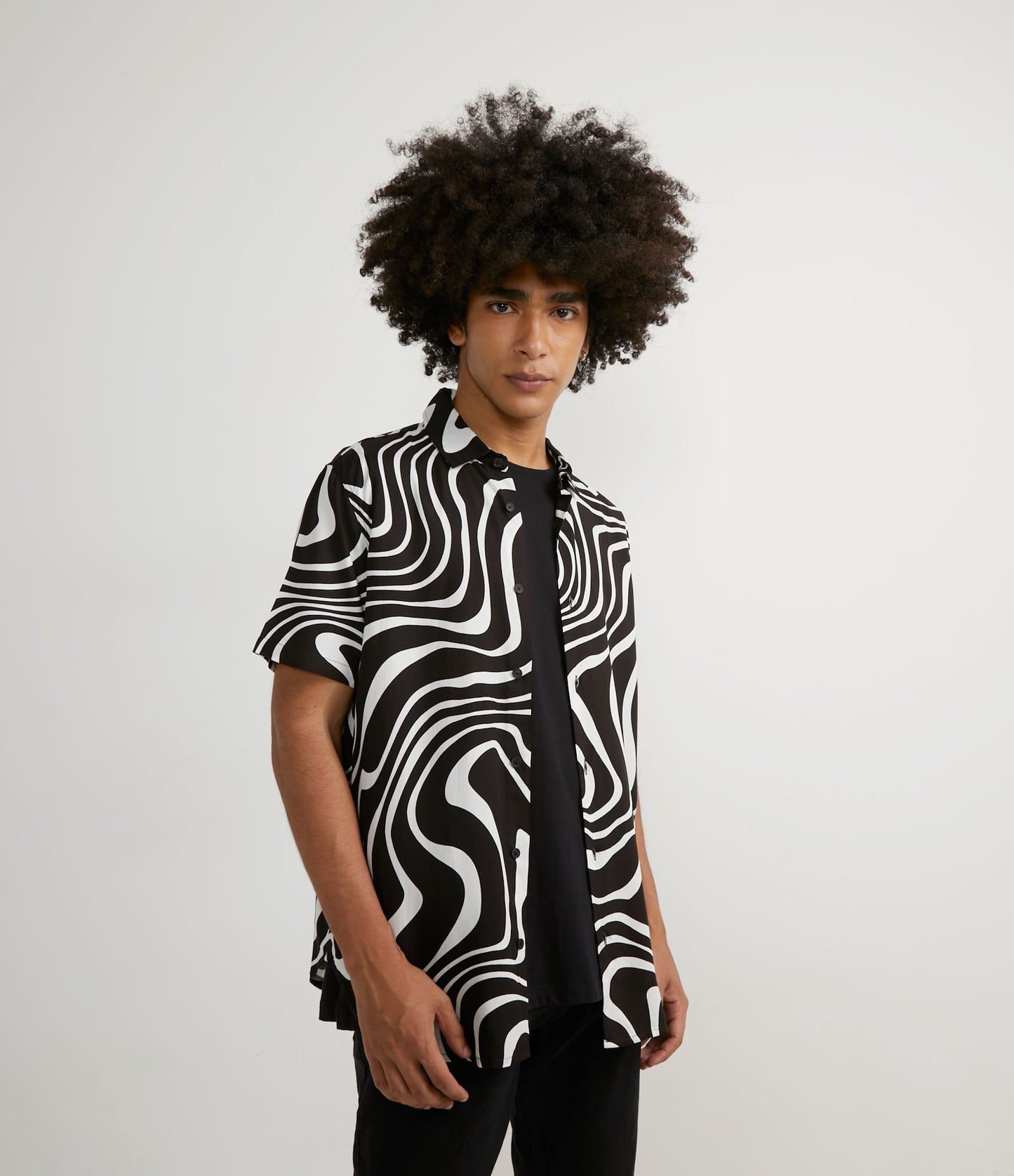 Camicia in viscosa a maniche corte con stampa a righe psichedeliche bianche e nere