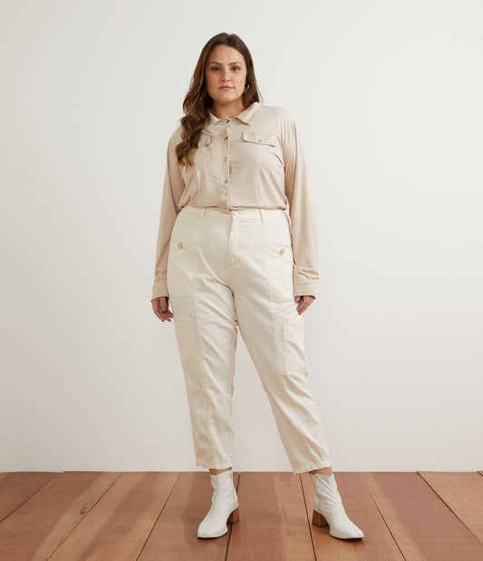 Camisa Bege Estendida com Bolsos com Aba, Curve e Plus Size