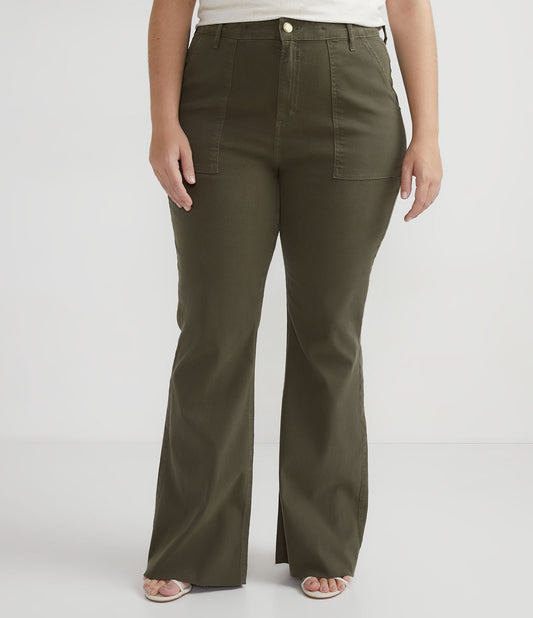 Pantaloni in twill dal taglio svasato con orlo a vivo e taglie forti verdi