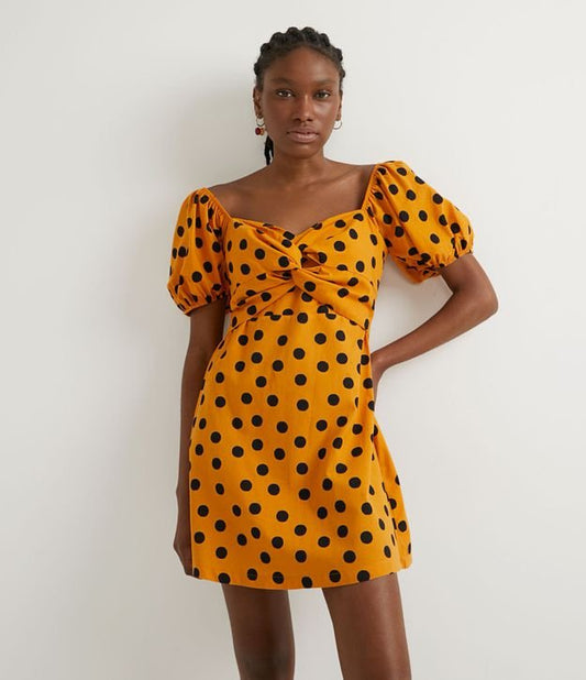 Vestido curto amarelo de tricoline com bolinhas e mangas bufantes