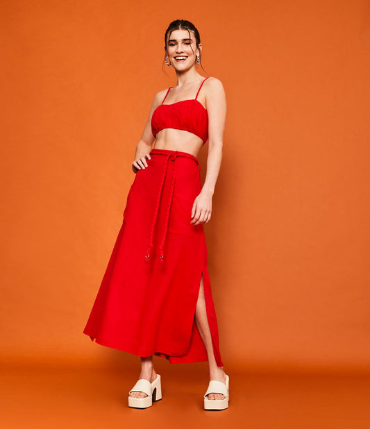 Saia midi de linho vermelho com cinto de cordão e franzido