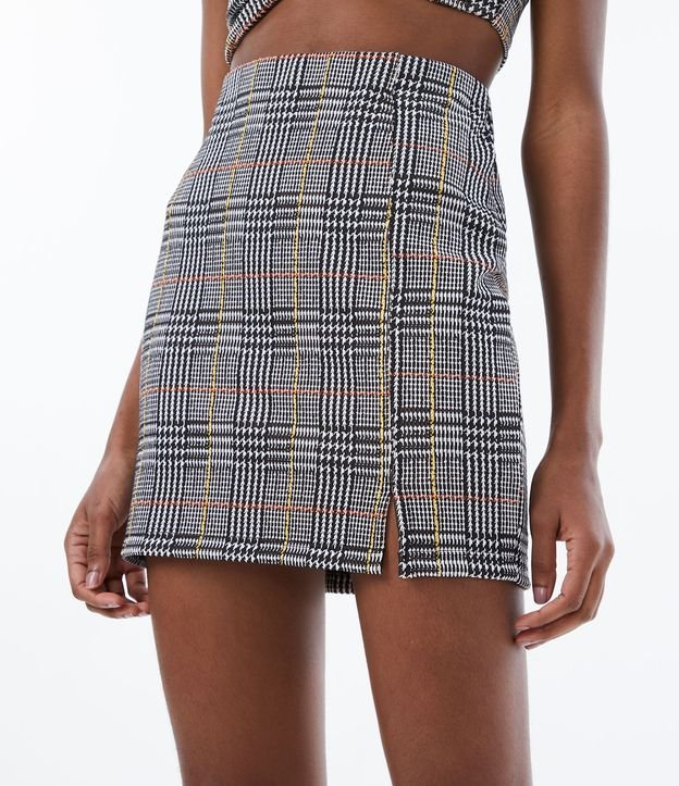 Gonna corta a quadri in jacquard con piccolo spacco in nero