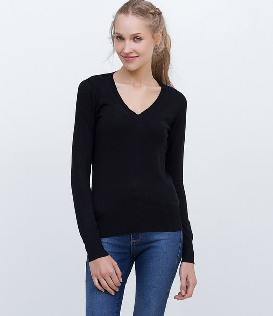 Maglione nero di base con scollo a V