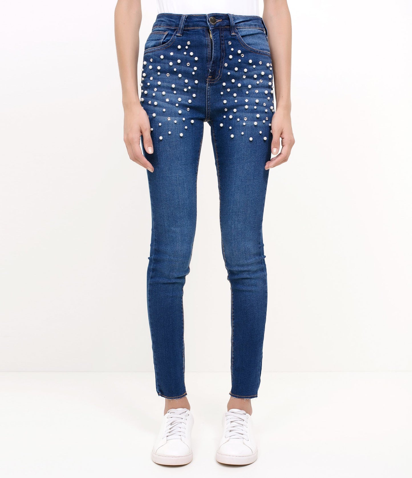 Calça jeans azul com pérolas artificiais