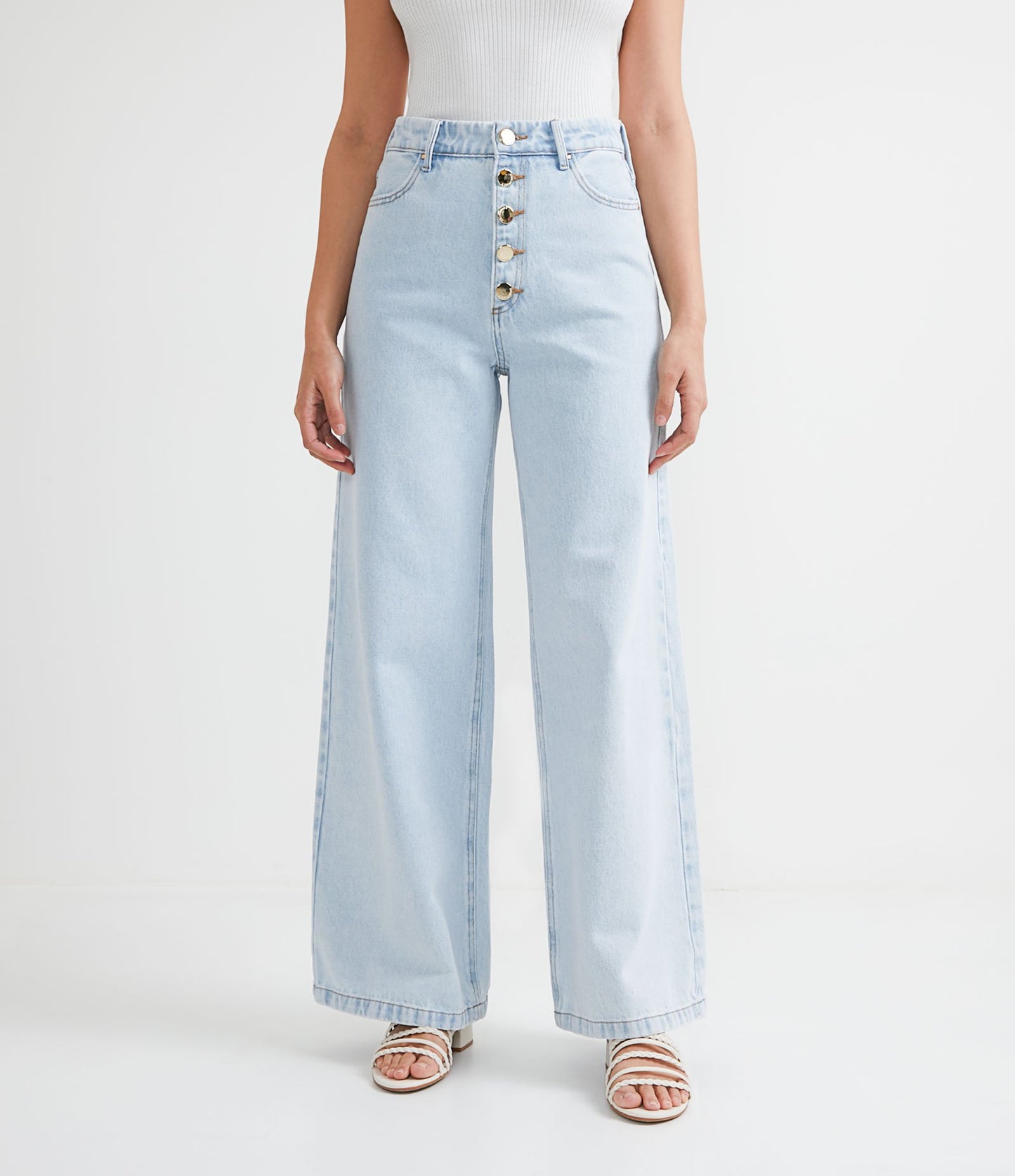 Jeans azul claro de perna larga com botões dourados