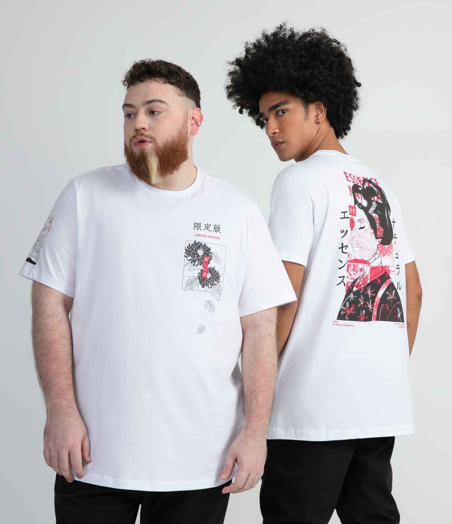 Maglietta bianca con stampa di una geisha sul davanti, sul retro e sulle maniche