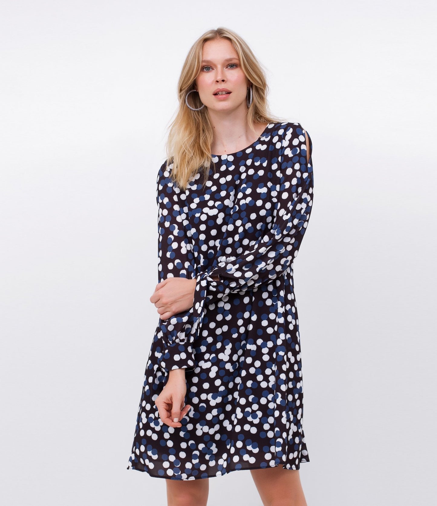 Vestido de crepe preto com bolinhas