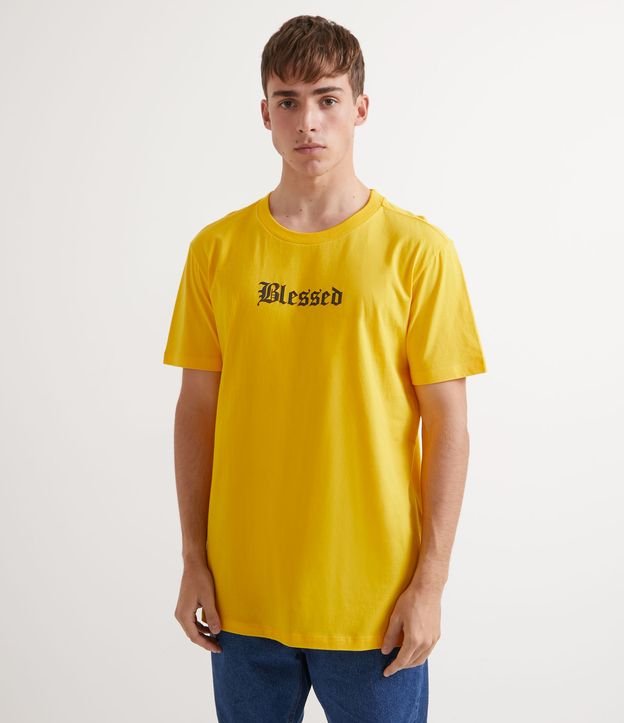 Camiseta de algodão de ajuste descontraído com estampa "Blessed" em amarelo