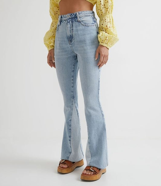 Calça jeans flare com bainha exclusiva em azul