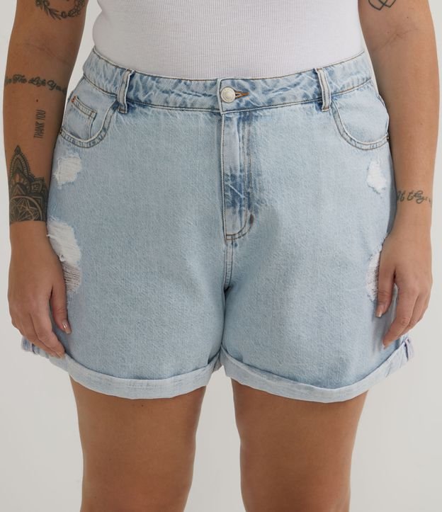 Vaqueros cortos Mom en lavado claro con detalles desgastados y dobladillo enrollado, Curve y Tallas Grandes, Azul