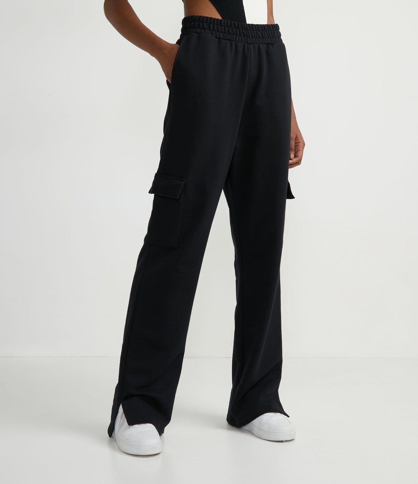 Pantaloni della tuta a gamba dritta con tasche laterali in nero