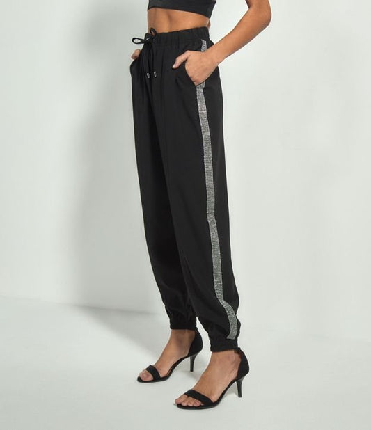 Calça Jogger preta com faixa lateral de strass
