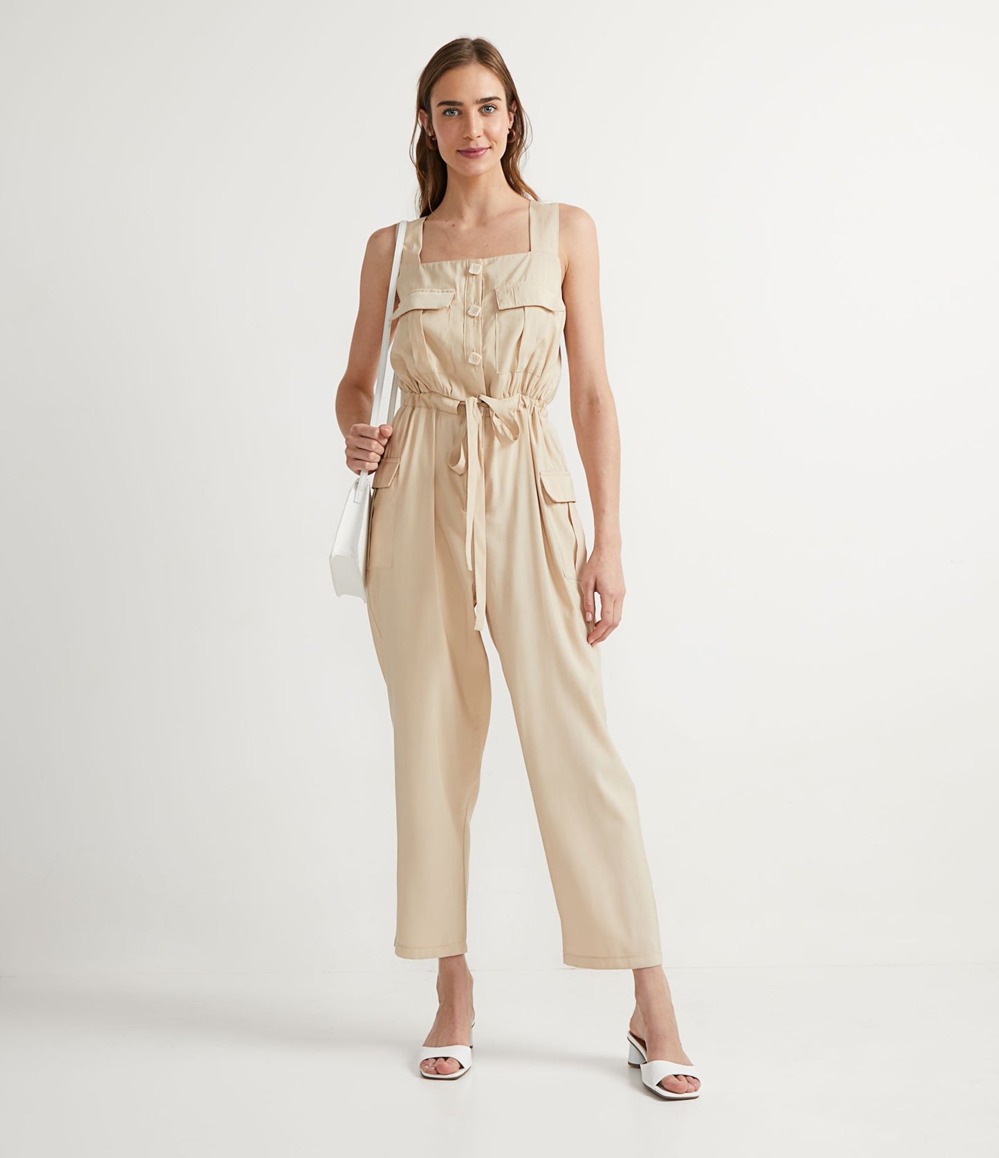 Tuta lunga in viscosa con tasche multiuso in beige