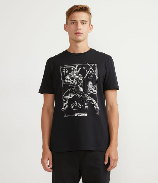 Camiseta preta em tecido de meia malha com estampa de ninja que brilha no escuro