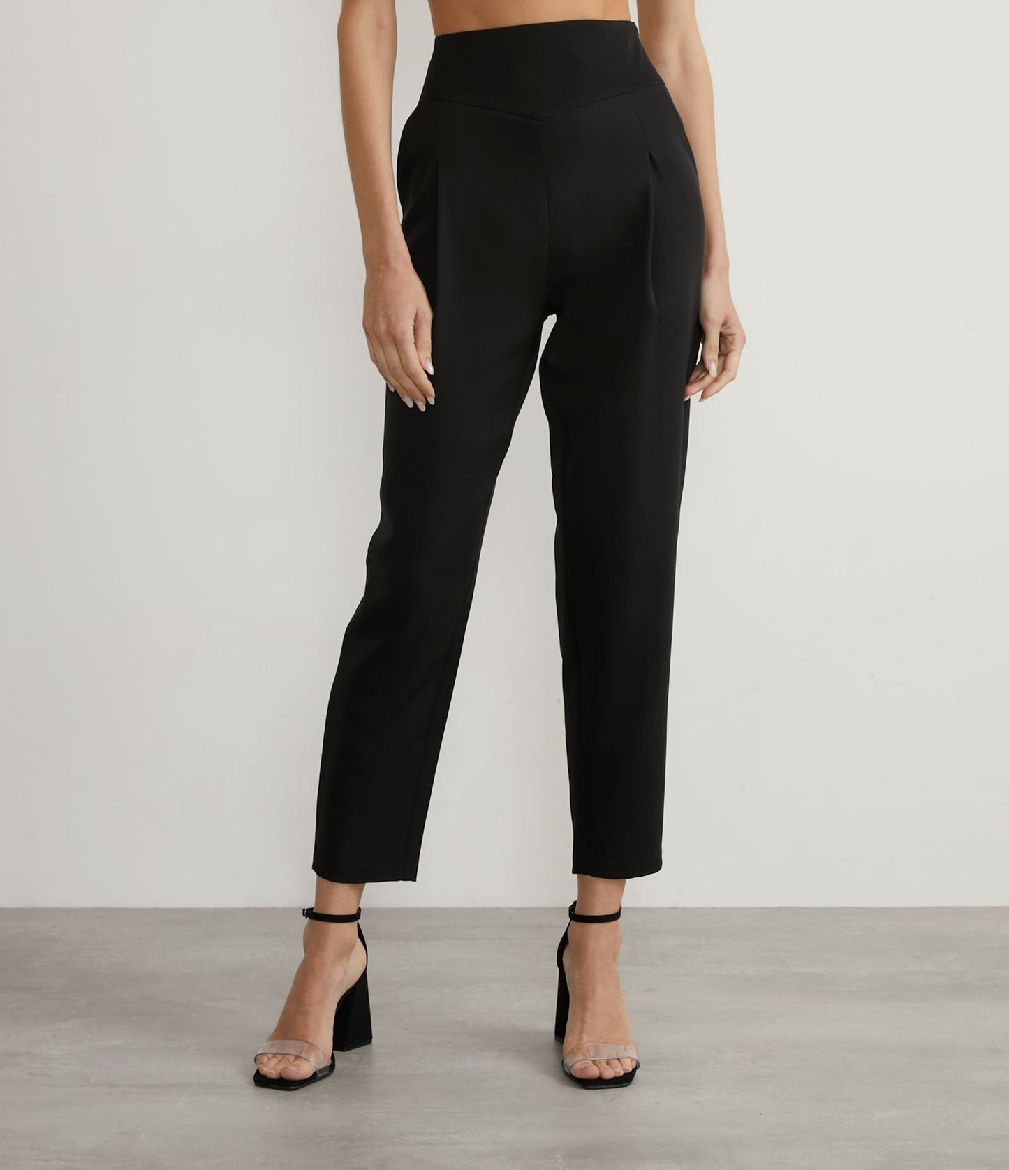Calça Carrot em crepe com detalhe em V na cintura e pregas - Preto
