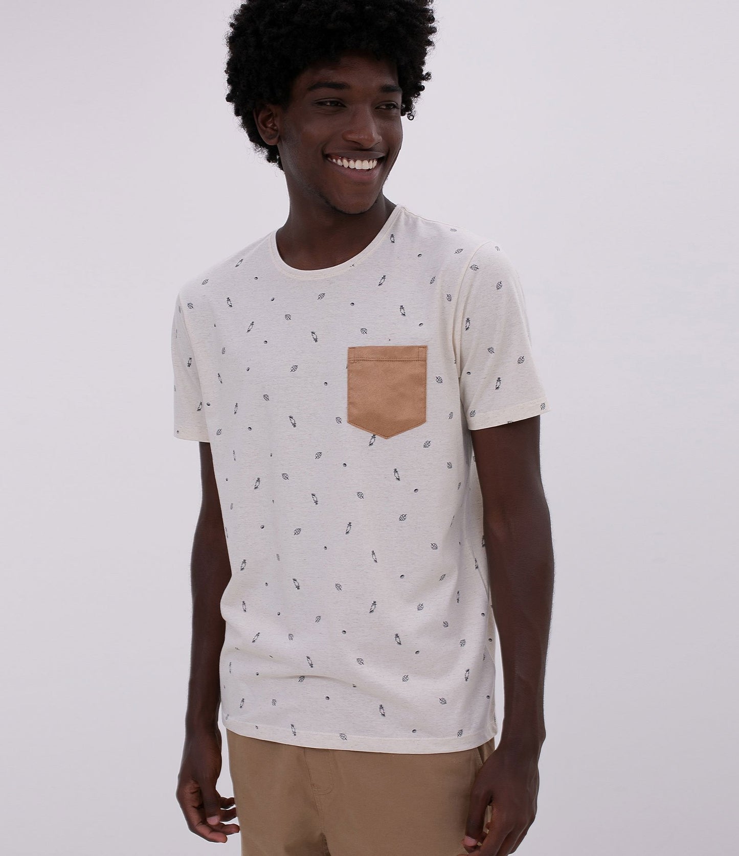 Camiseta con microestampado de iconos y bolsillo de ante en blanco brillante