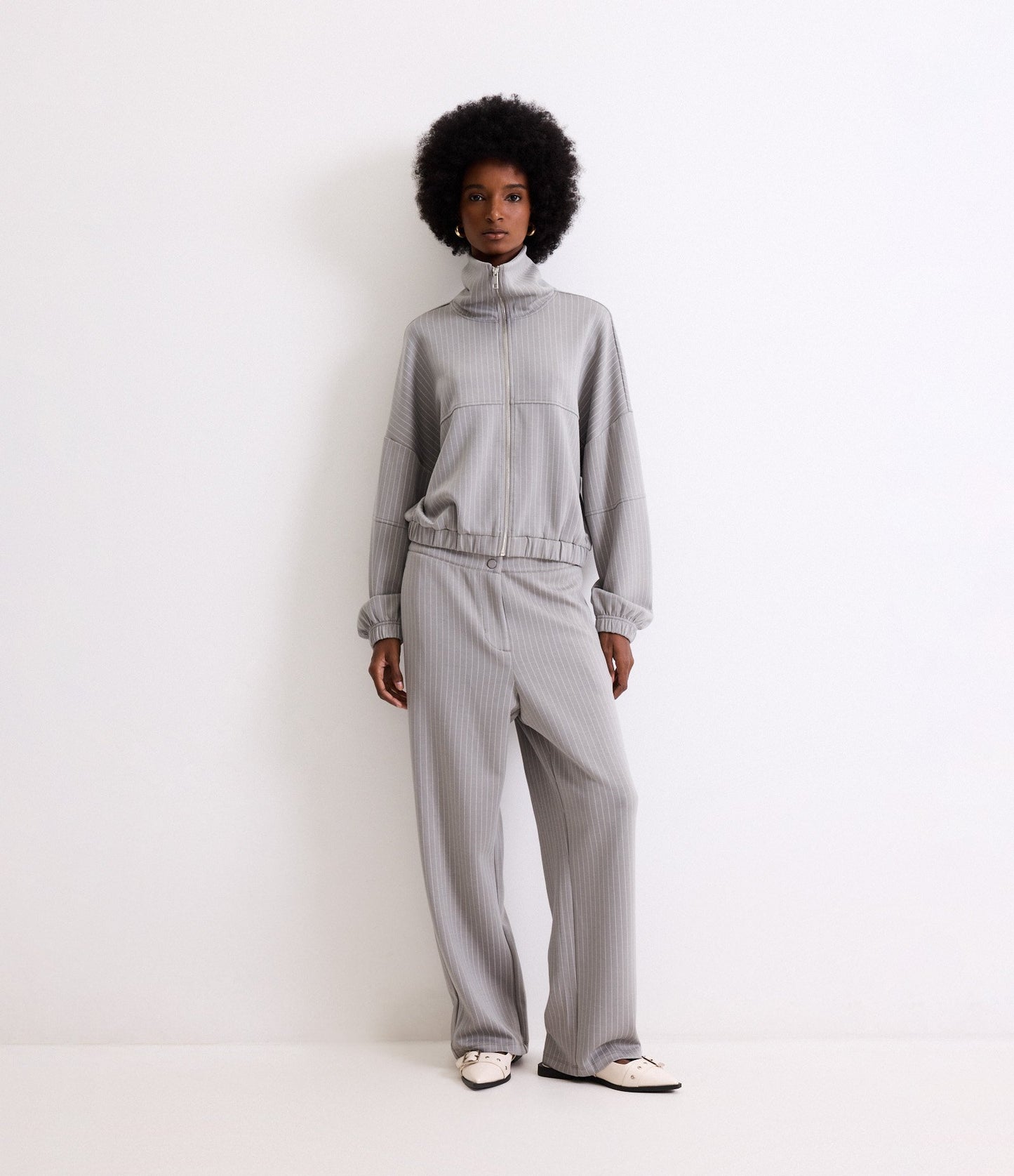 Giacca bomber grigia in tessuto a maglia con strisce e collo a bavero