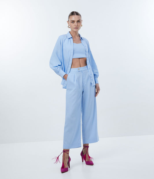 Calça reta de linho com pregas frontais em azul
