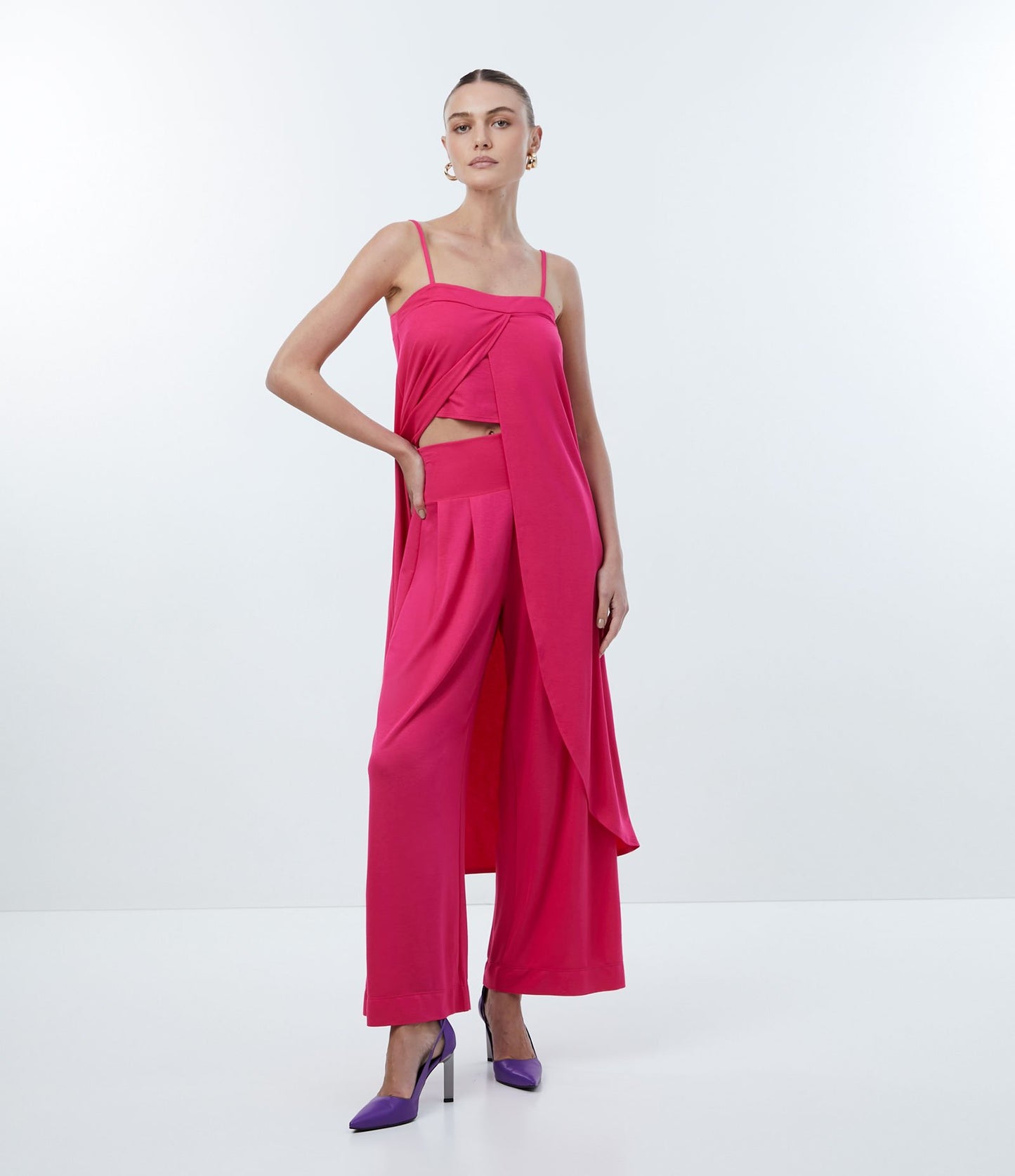 Pantaloni in viscosa con gamba dritta, vita larga e pieghe frontali in rosa