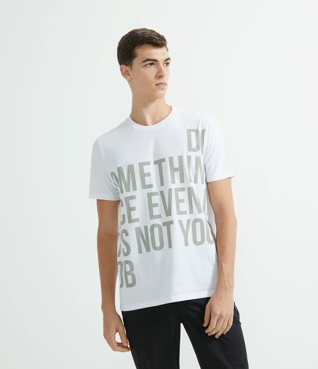 Camiseta branca de manga curta com texto impresso