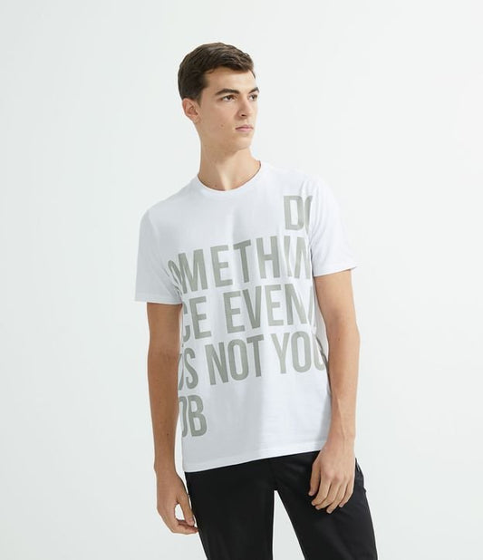 Camiseta branca de manga curta com texto impresso