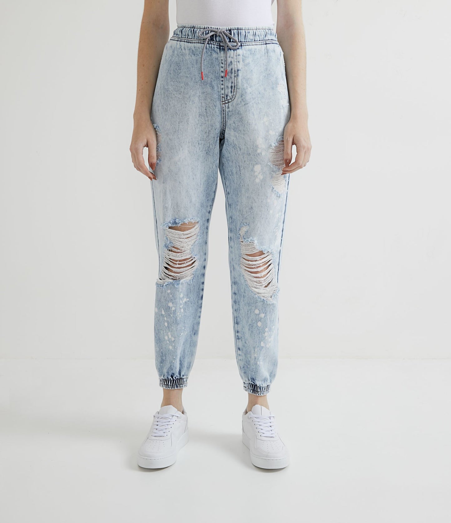 Calça Jogger de brim azul desgastada e manchada