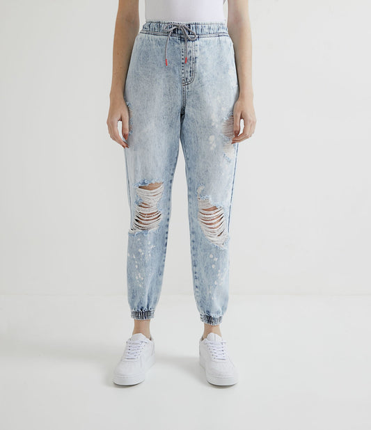 Calça Jogger de brim azul desgastada e manchada