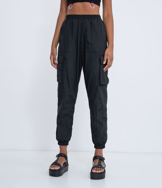 Calça Cargo preta com cós e punhos elásticos e bolsos aplicados