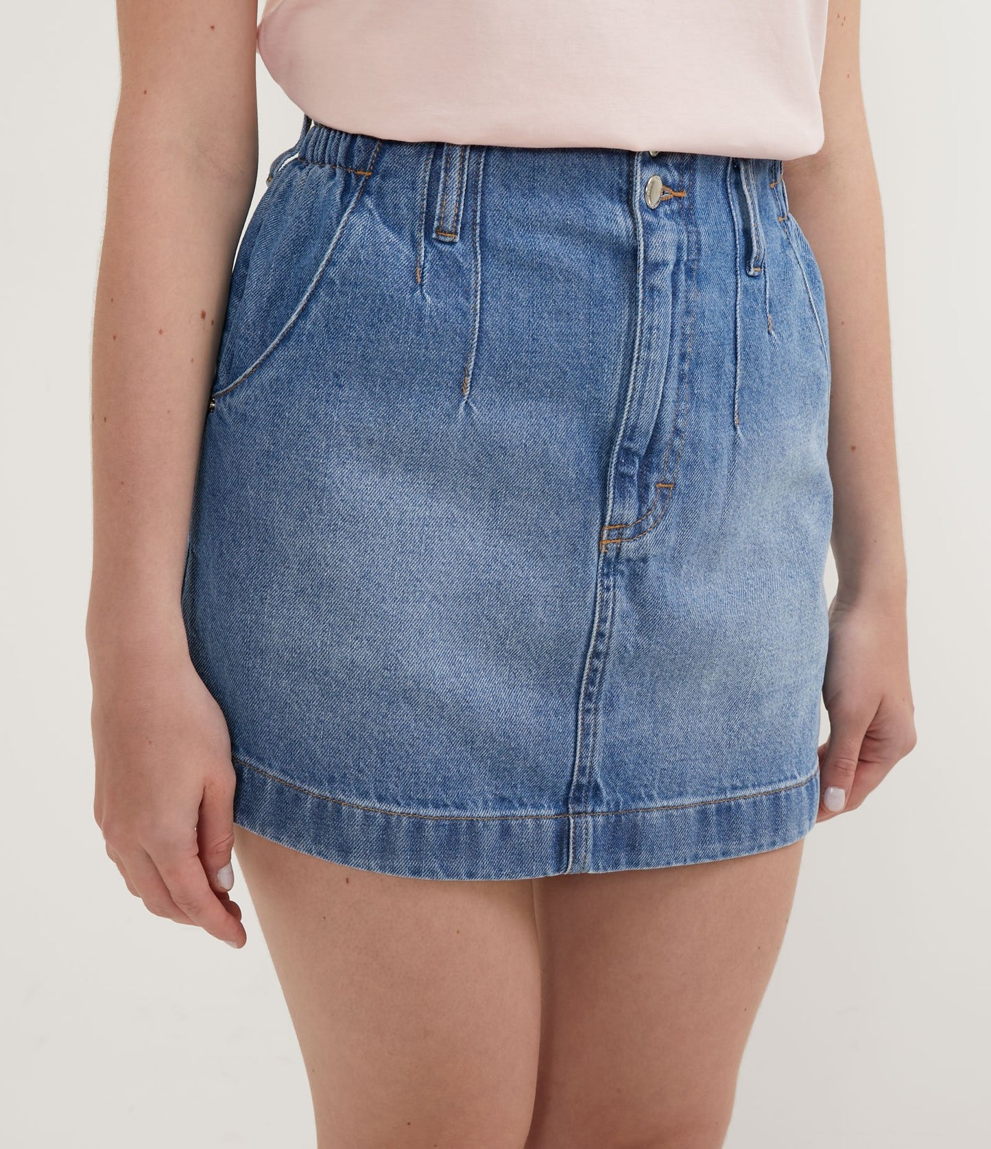 Gonna corta in denim con bottoni e pieghe in blu