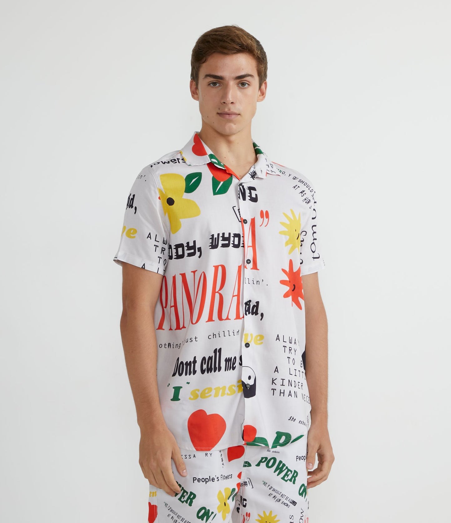 Camisa de manga corta de viscosa con estampado de iconos y letras blancas