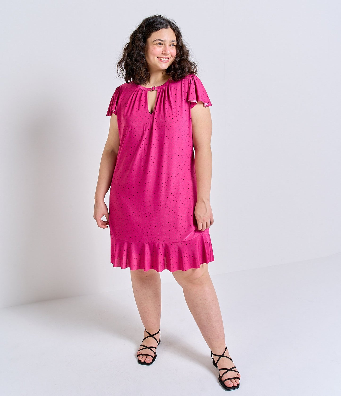 Vestido de bolinhas rosa com detalhe de fivela no decote - Curve e Plus Size