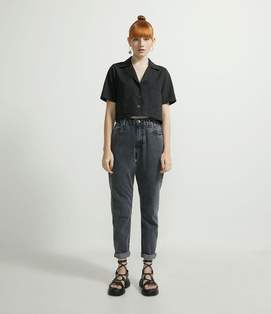 Camicia nera con maniche corte e tasche frontali