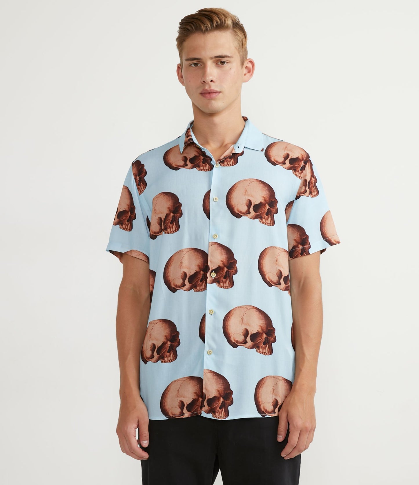 Camisa de manga curta de viscose com estampa de caveira azul