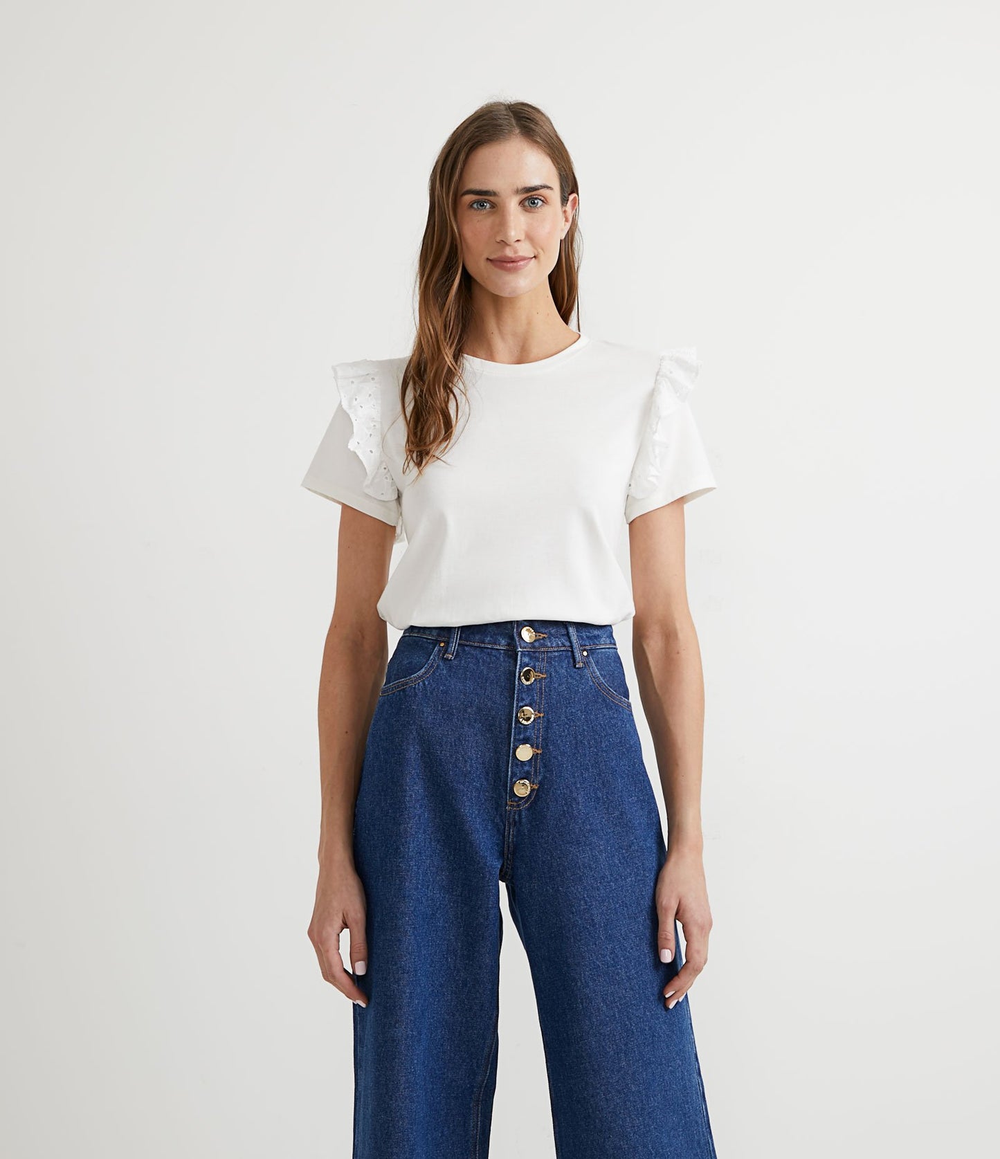 Camicetta in cotone a manica corta con volant bianco e occhiello