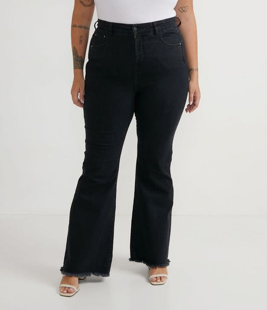 Vaqueros acampanados con dobladillo deshilachado, Curvas y tallas grandes, Negro