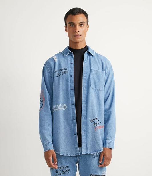 Camisa jeans de manga longa com letras em estilo grafite azul