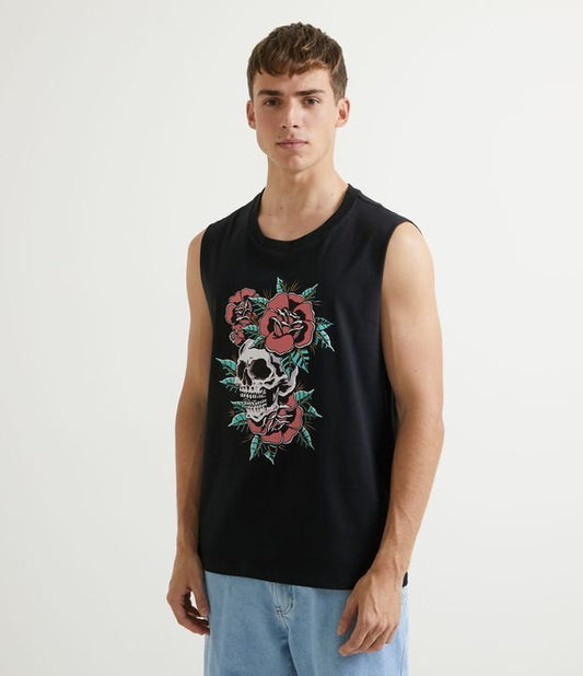Camiseta regata preta com estampa de caveiras e rosas