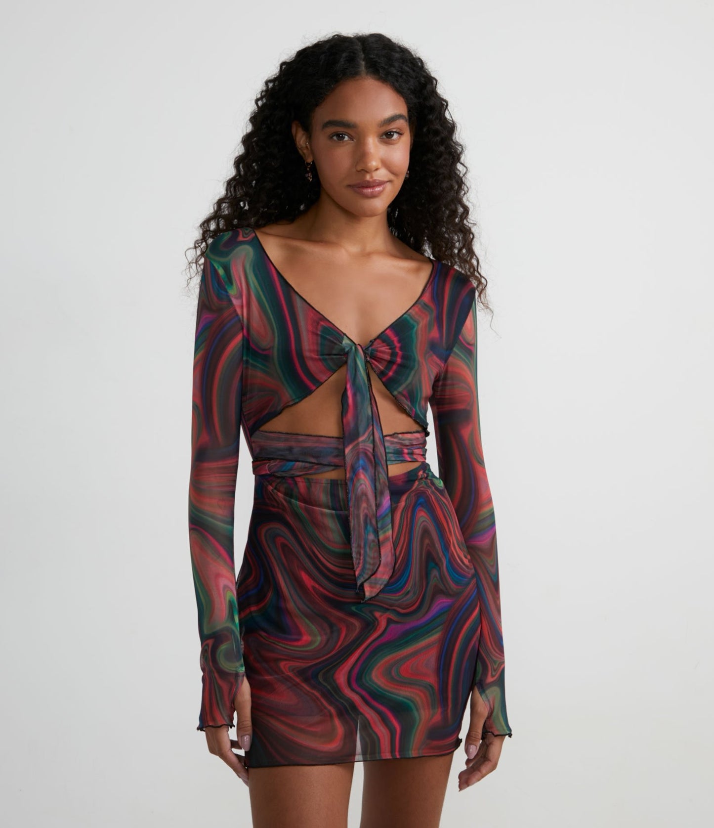 Vestido curto de tule com estampa abstrata e laço frontal multicolorido
