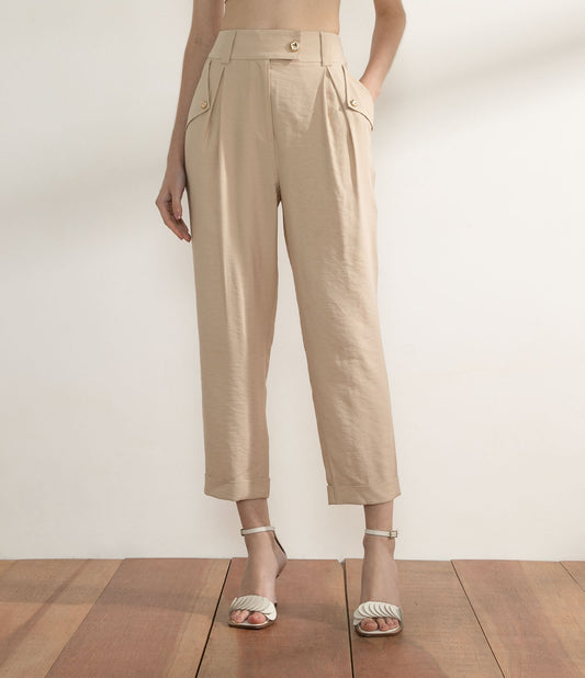 Calça Carrot em viscose bege com pregas e bainha italiana