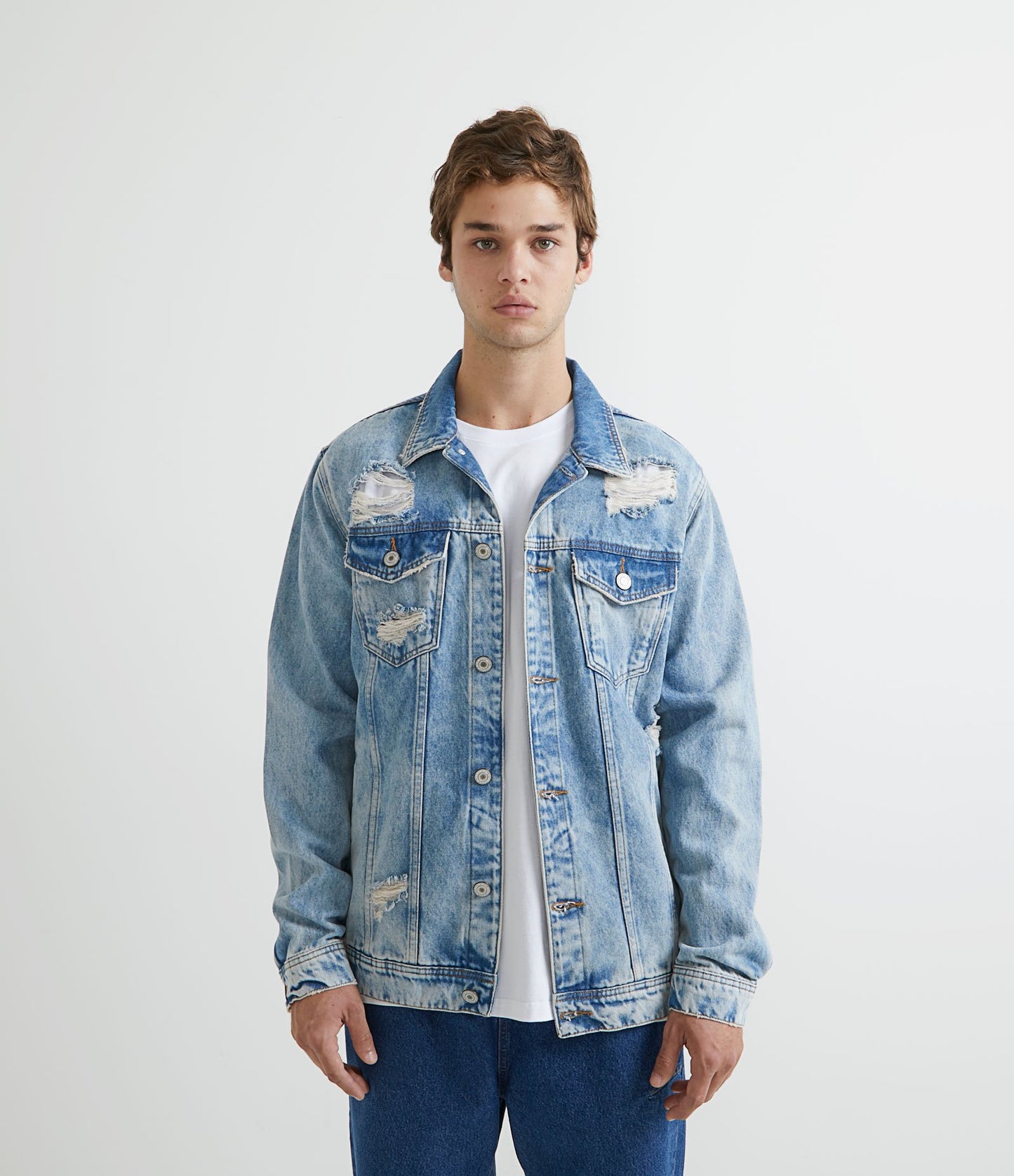 Chaqueta vaquera azul desgastada