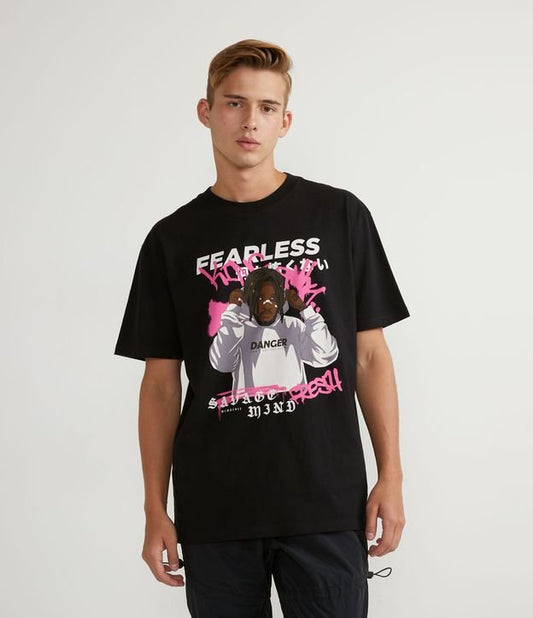 Camiseta de manga curta de algodão com a inscrição "Fearless" em preto