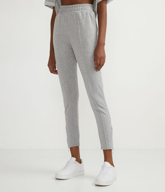 Calça Jogger cinza em tecido de moletom com cós elástico e zíper na perna