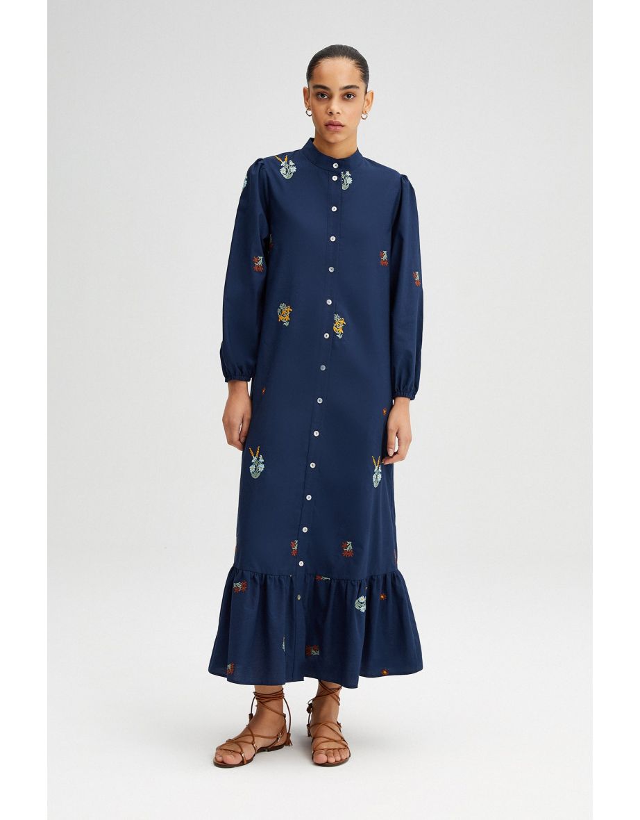 Vestido bordado com botões em concha