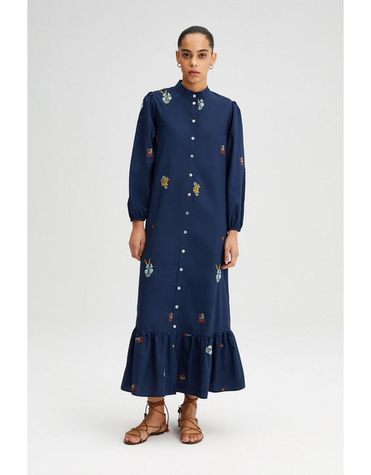 Vestido bordado com botões em concha