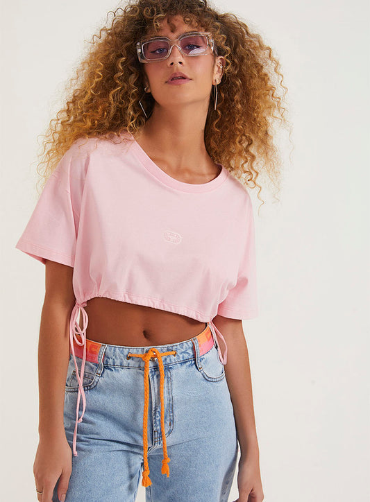 Maglietta cropped con dettaglio cravatta