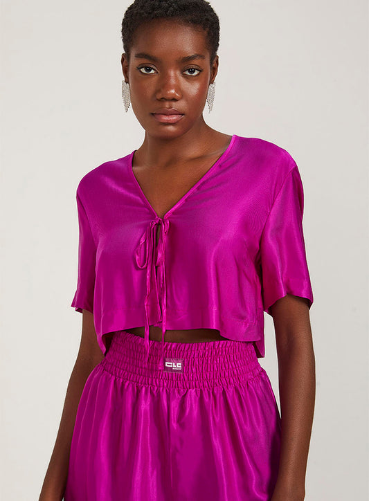 Blusa con cuello en V y detalle de lazo