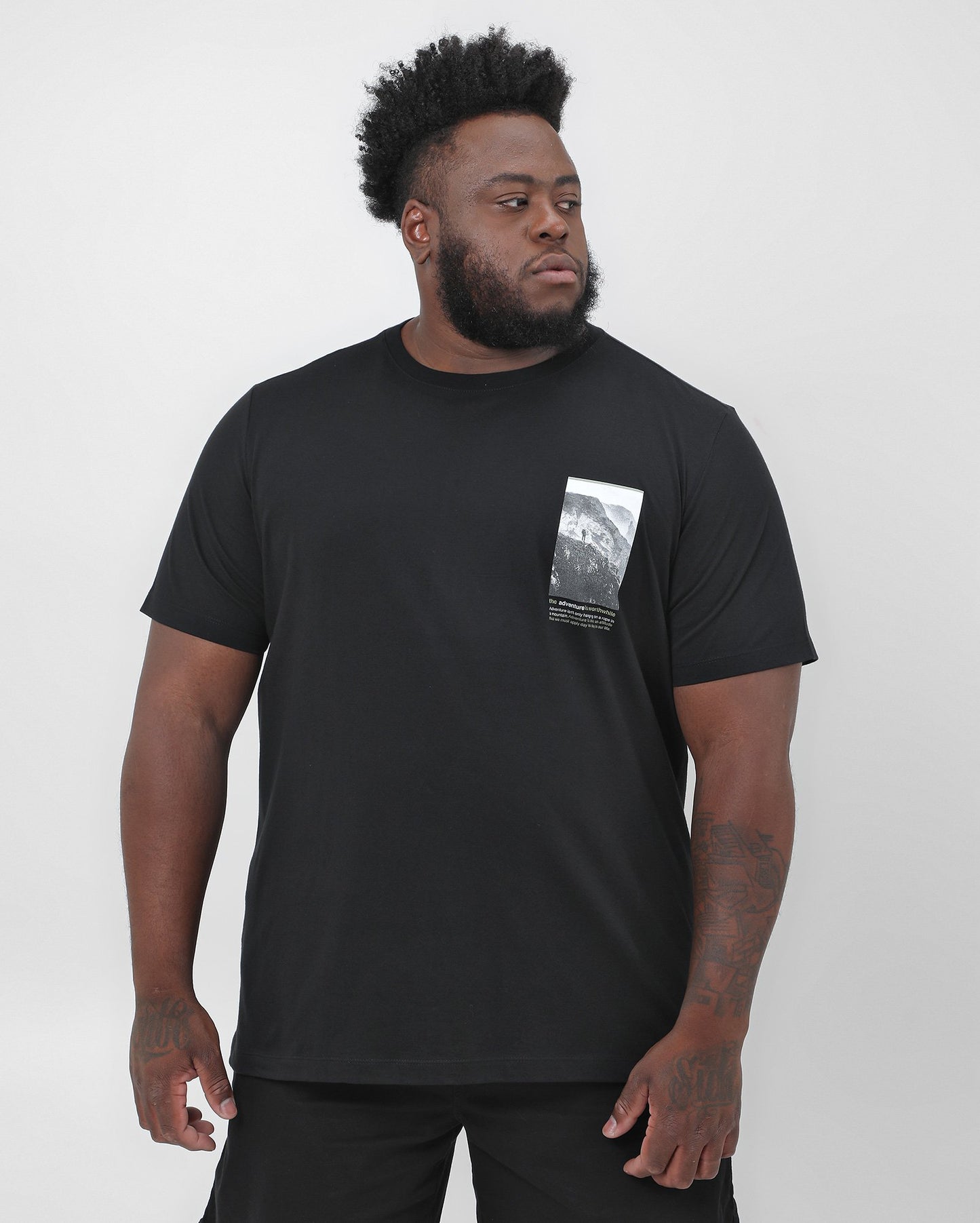 Maglietta Adventure nera plus size da uomo - Original Plus di Riachuelo