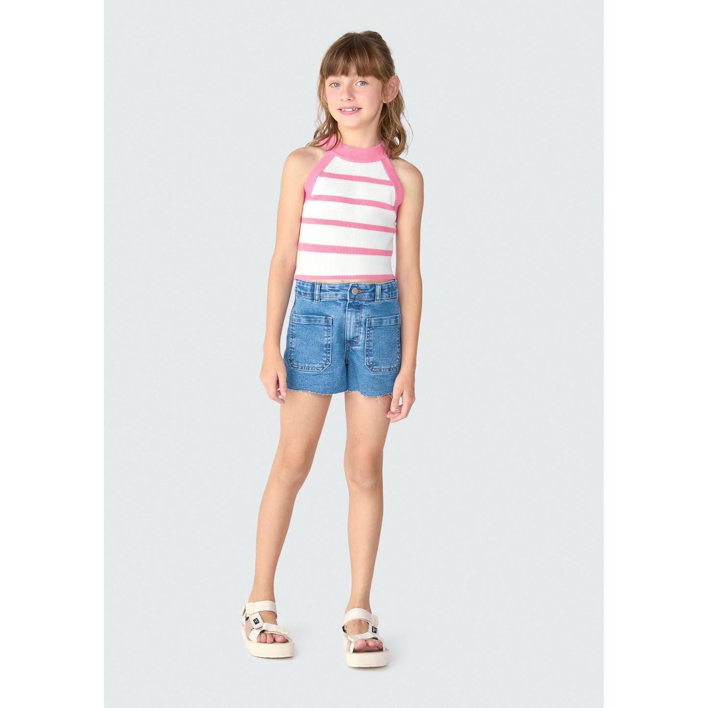 Pantaloncini di jeans con orlo a vivo da bambina