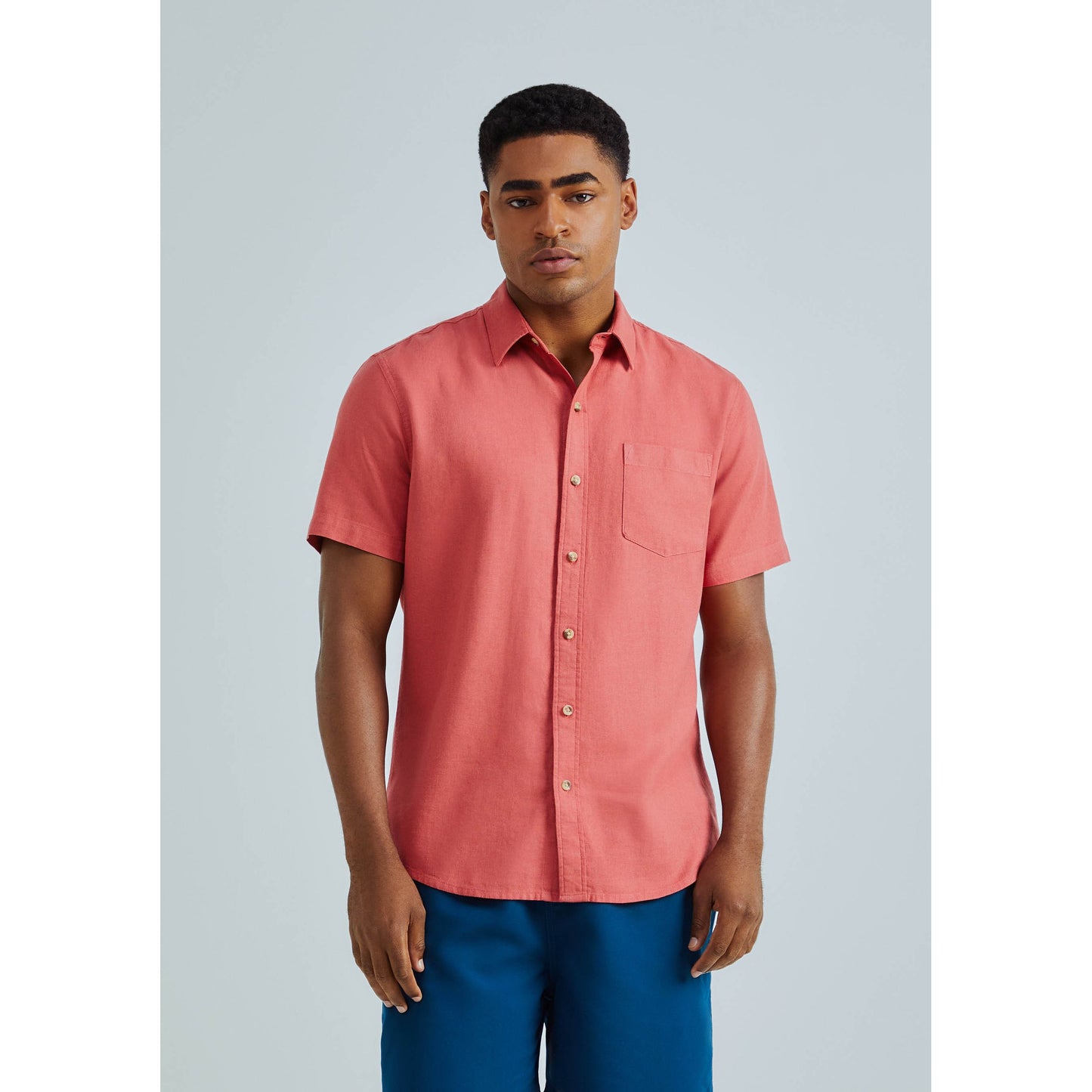 Camisa básica de lino de manga corta ajustada para hombre