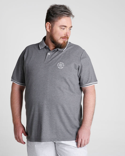 Camisa polo bordada plus size - cinza